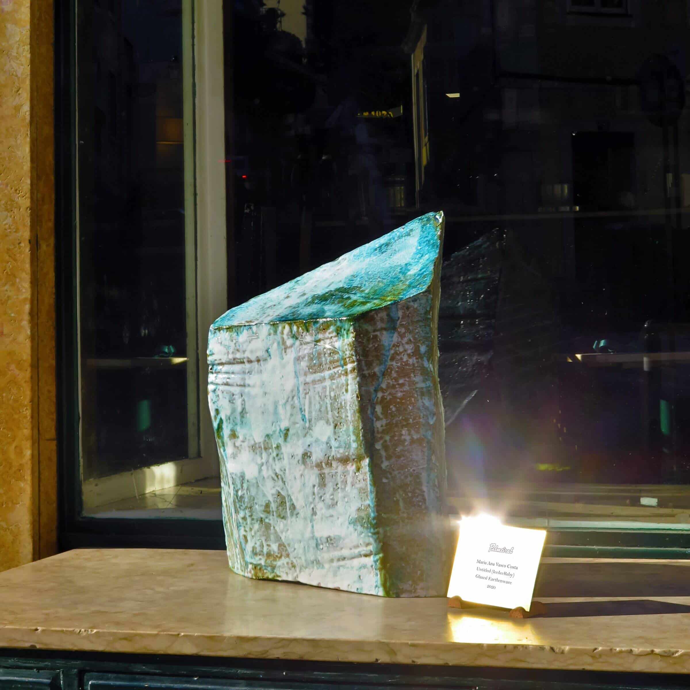 Arte na vitrine do O Palmeiral, curada por Manuel Caldeira