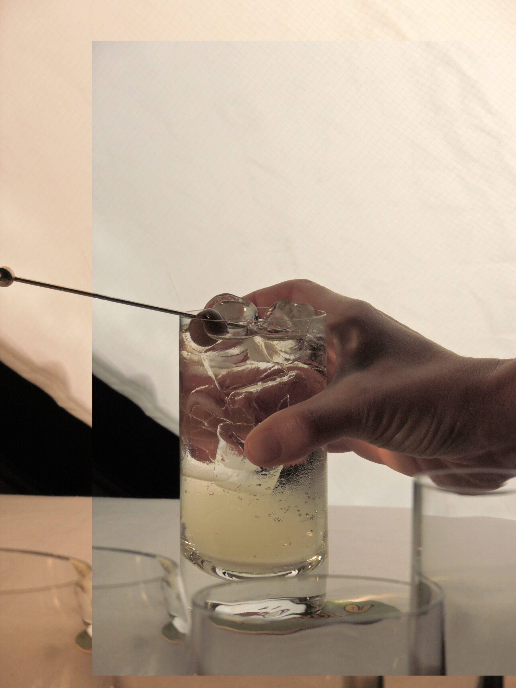Um highball com azeitona