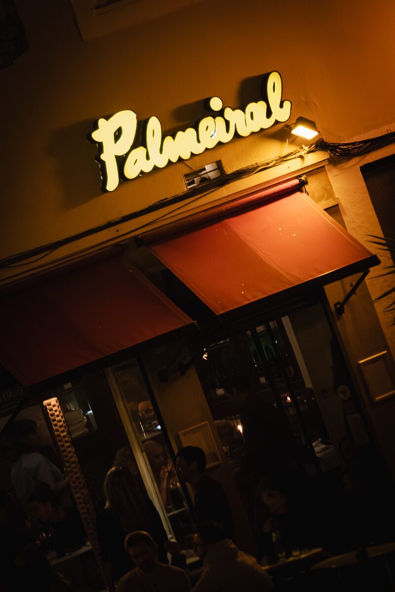 Letreiro do O Palmeiral à noite sobre a esplanada