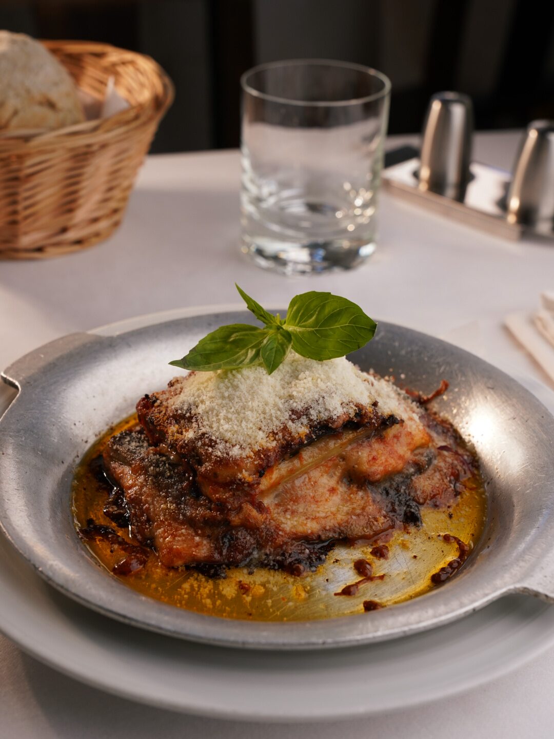 Parmigiana com manjericão